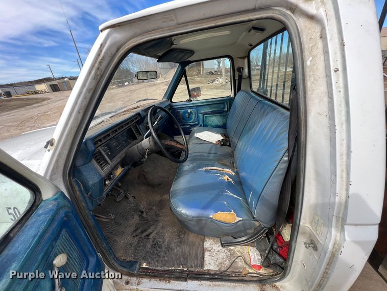 image for item KR9591 1984 Ford F250  flatbed pickup truck