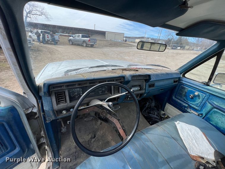 image for item KR9591 1984 Ford F250  flatbed pickup truck