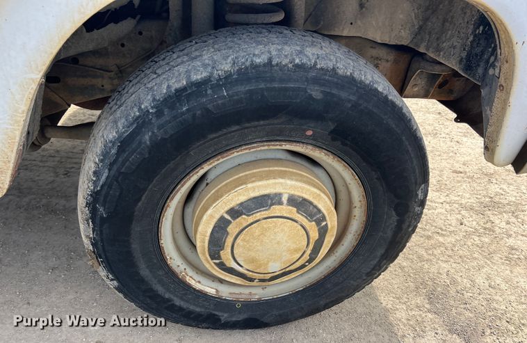 image for item KR9591 1984 Ford F250  flatbed pickup truck