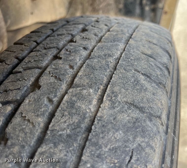 image for item KR9591 1984 Ford F250  flatbed pickup truck