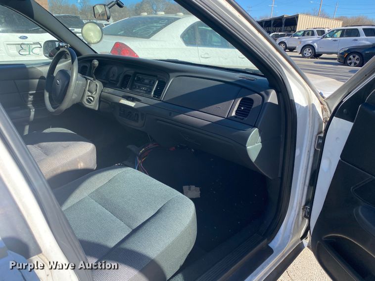 image for item KV9699 2005 Ford Crown Victoria Police Interceptor