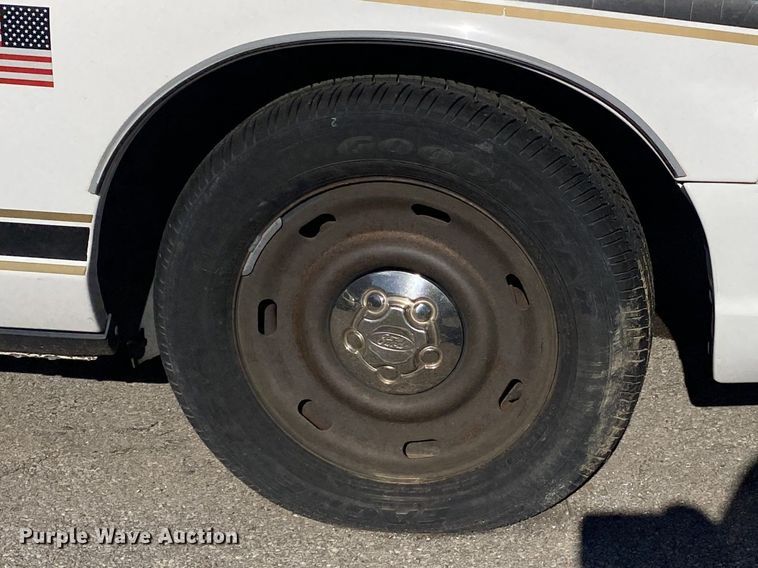 image for item KV9699 2005 Ford Crown Victoria Police Interceptor