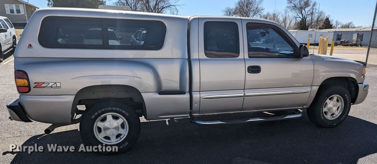 image for item LF9645 2004 GMC Sierra 1500  Ext. Cab pickup truck