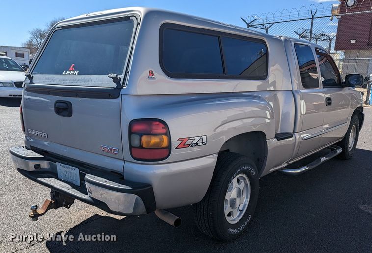 image for item LF9645 2004 GMC Sierra 1500  Ext. Cab pickup truck