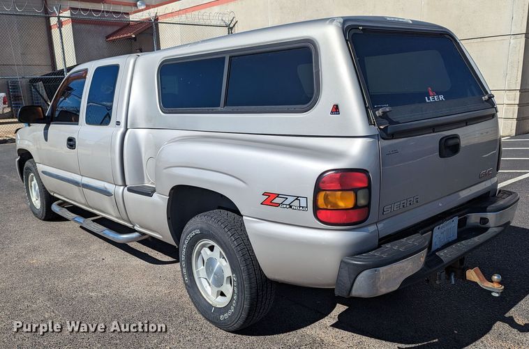 image for item LF9645 2004 GMC Sierra 1500  Ext. Cab pickup truck