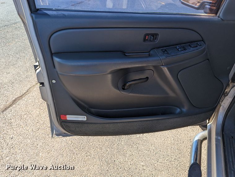 image for item LF9645 2004 GMC Sierra 1500  Ext. Cab pickup truck