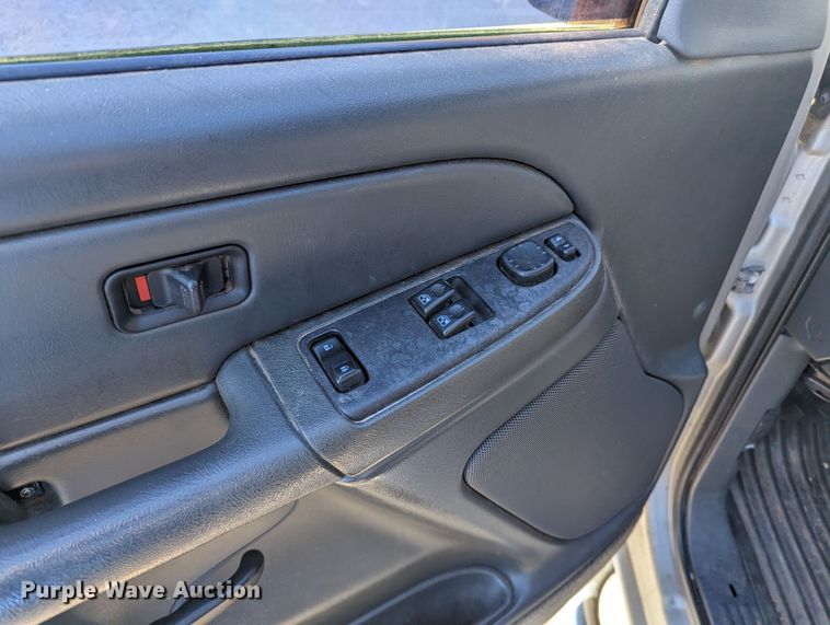 image for item LF9645 2004 GMC Sierra 1500  Ext. Cab pickup truck