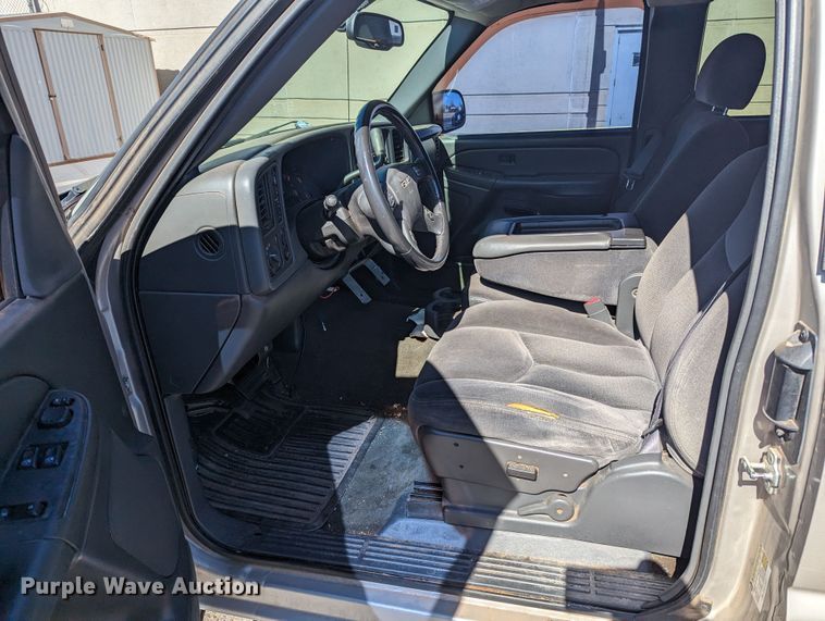 image for item LF9645 2004 GMC Sierra 1500  Ext. Cab pickup truck