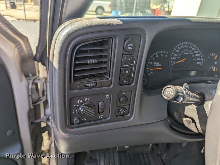 image for item LF9645 2004 GMC Sierra 1500  Ext. Cab pickup truck