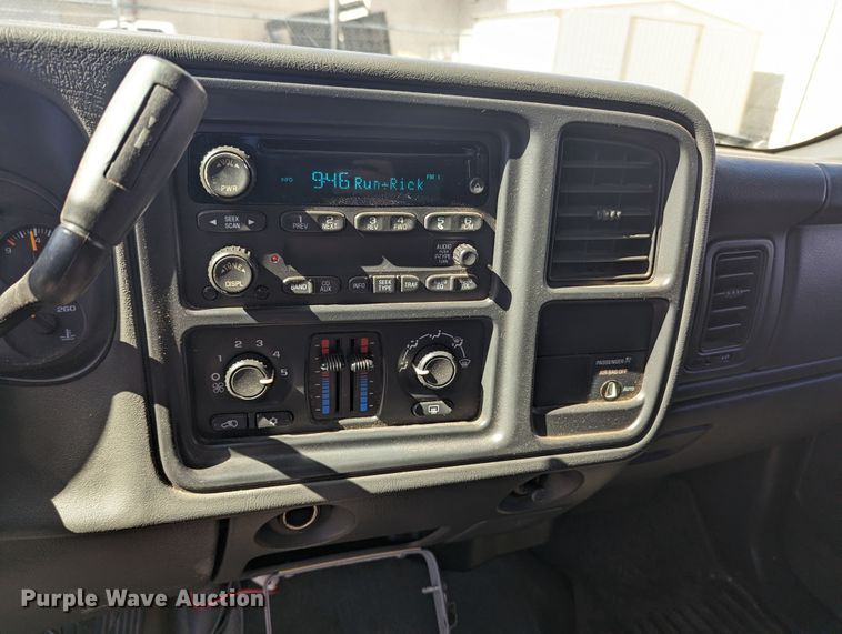 image for item LF9645 2004 GMC Sierra 1500  Ext. Cab pickup truck