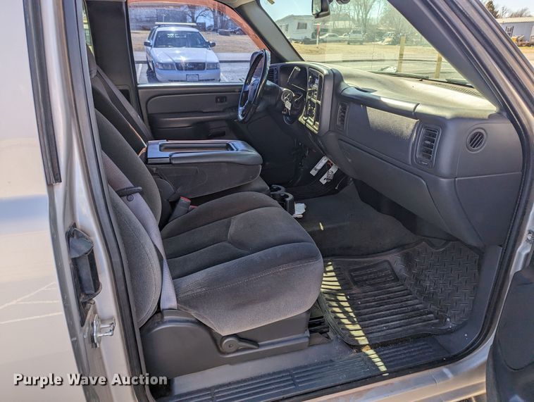 image for item LF9645 2004 GMC Sierra 1500  Ext. Cab pickup truck