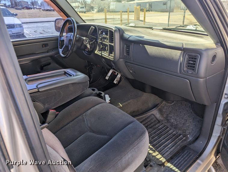 image for item LF9645 2004 GMC Sierra 1500  Ext. Cab pickup truck