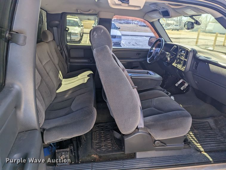 image for item LF9645 2004 GMC Sierra 1500  Ext. Cab pickup truck