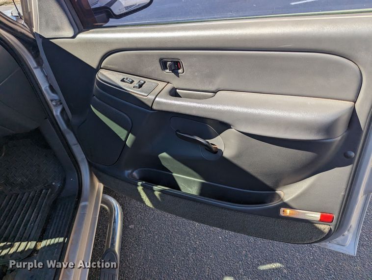 image for item LF9645 2004 GMC Sierra 1500  Ext. Cab pickup truck