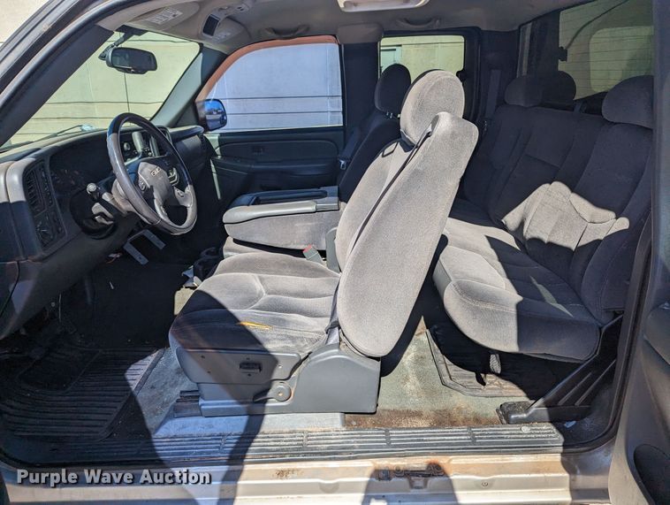 image for item LF9645 2004 GMC Sierra 1500  Ext. Cab pickup truck