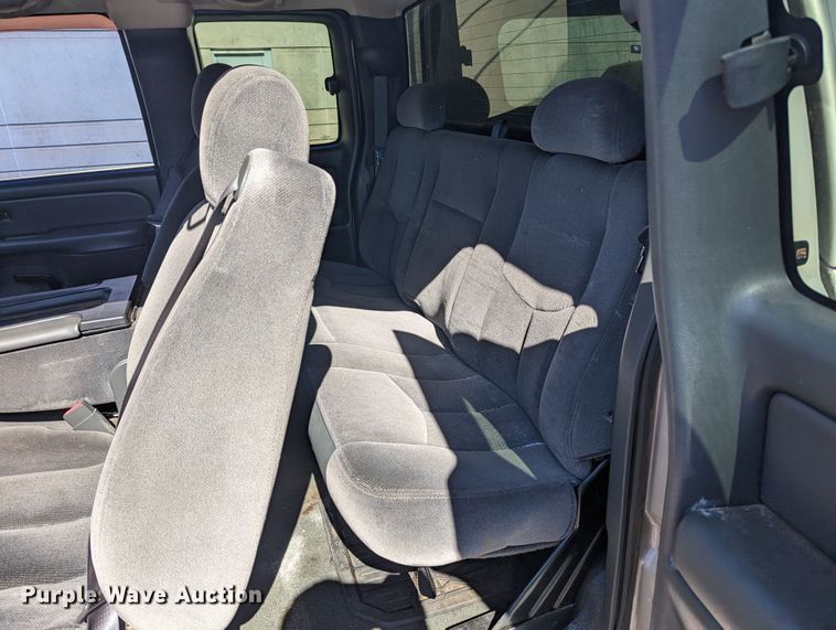 image for item LF9645 2004 GMC Sierra 1500  Ext. Cab pickup truck