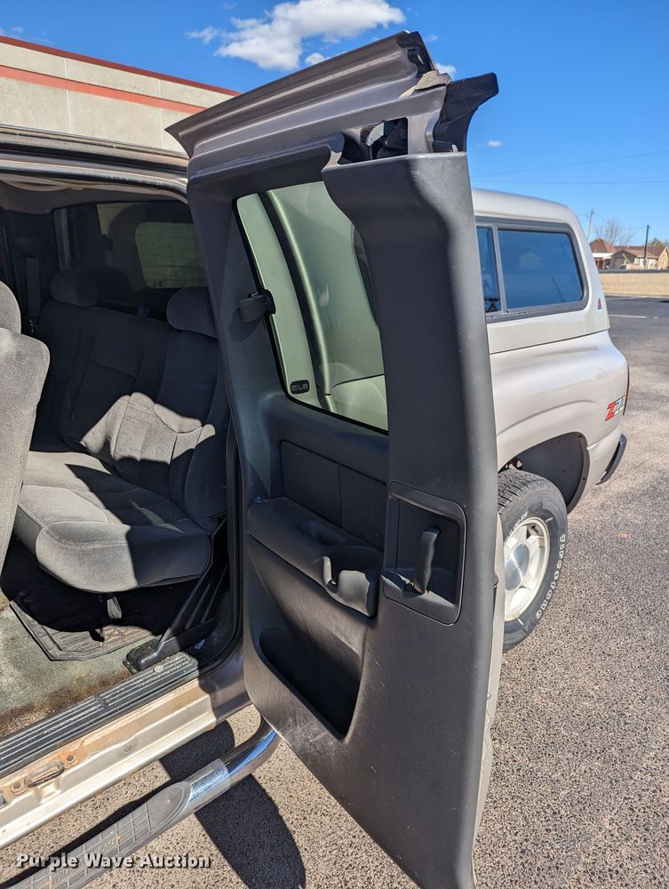 image for item LF9645 2004 GMC Sierra 1500  Ext. Cab pickup truck