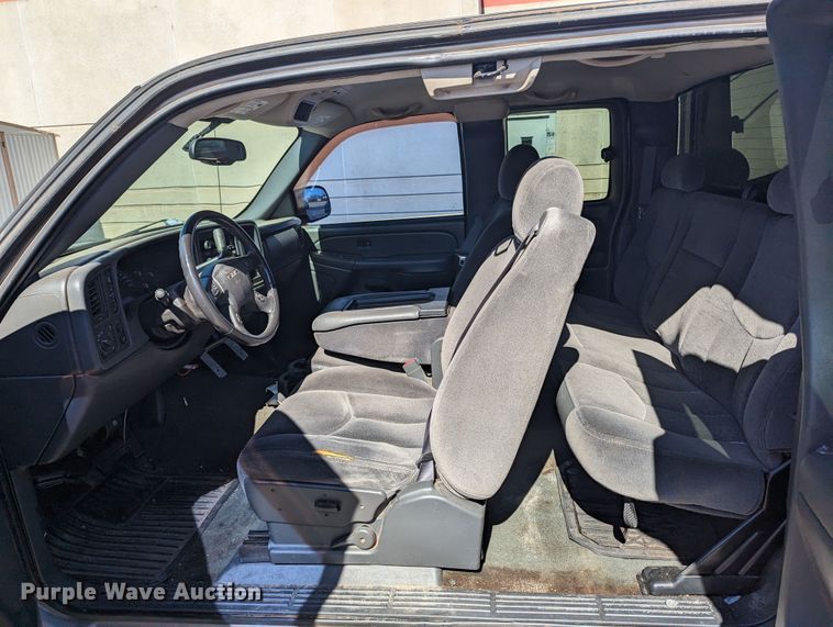 image for item LF9645 2004 GMC Sierra 1500  Ext. Cab pickup truck