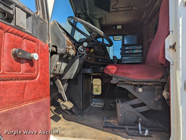 image for item LF9651 1994 Freightliner  flatbed truck