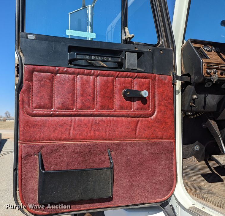 image for item LF9651 1994 Freightliner  flatbed truck