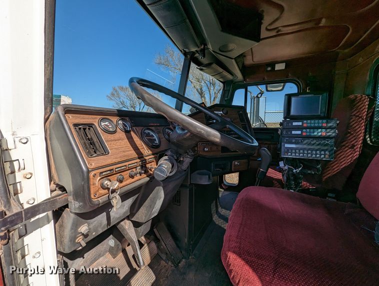 image for item LF9651 1994 Freightliner  flatbed truck