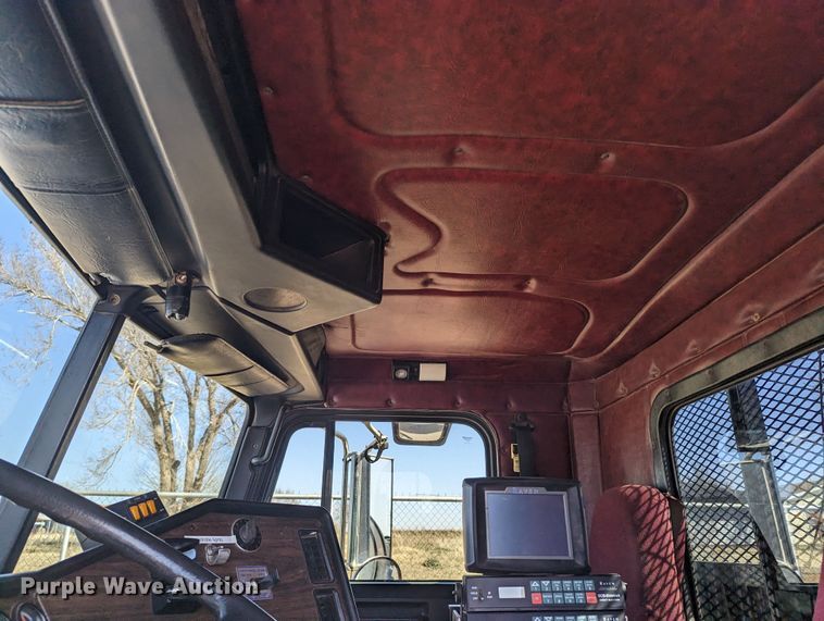 image for item LF9651 1994 Freightliner  flatbed truck