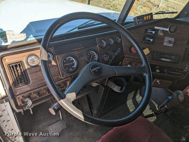 image for item LF9651 1994 Freightliner  flatbed truck