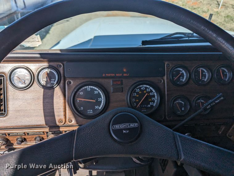 image for item LF9651 1994 Freightliner  flatbed truck