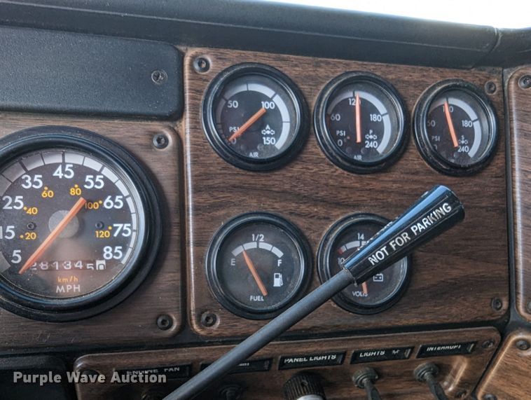 image for item LF9651 1994 Freightliner  flatbed truck