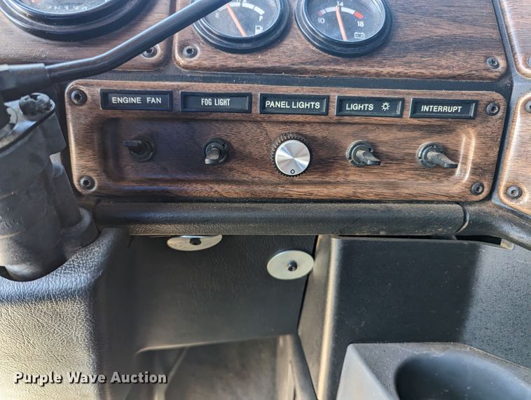 image for item LF9651 1994 Freightliner  flatbed truck