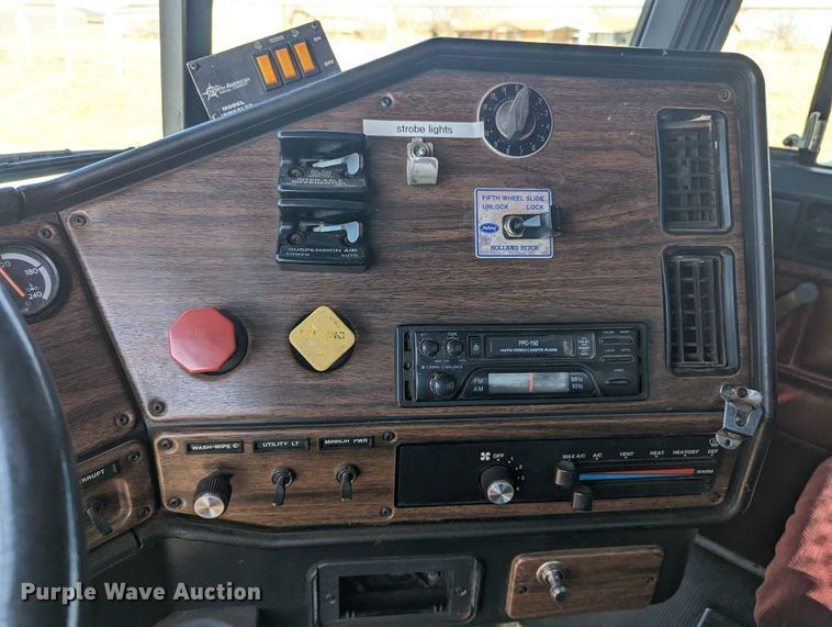 image for item LF9651 1994 Freightliner  flatbed truck