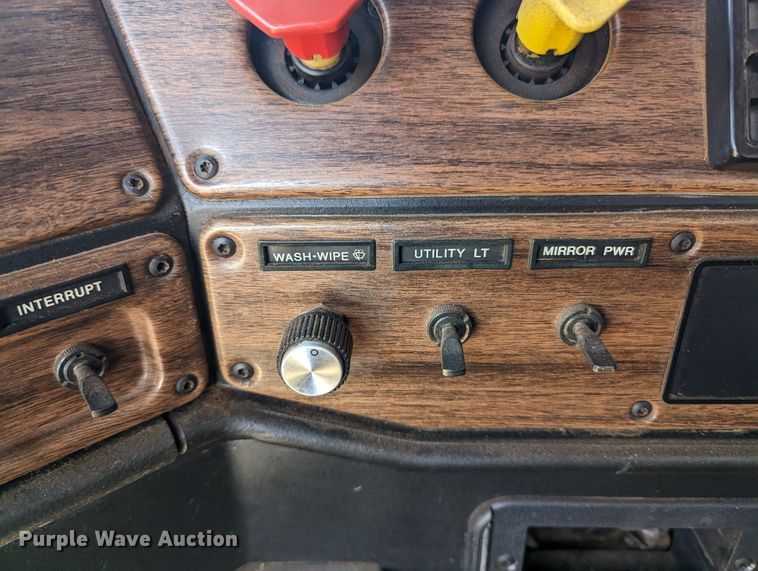 image for item LF9651 1994 Freightliner  flatbed truck