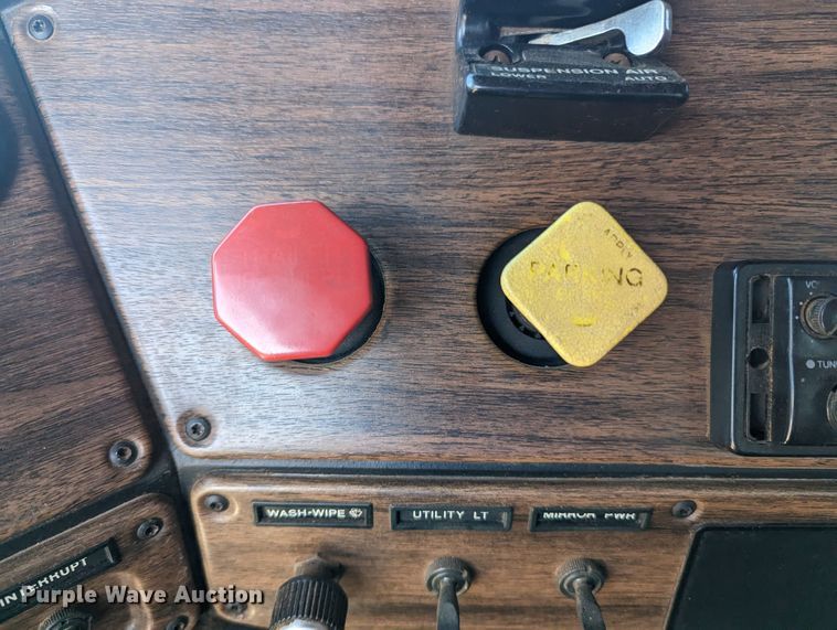 image for item LF9651 1994 Freightliner  flatbed truck