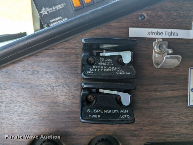 image for item LF9651 1994 Freightliner  flatbed truck