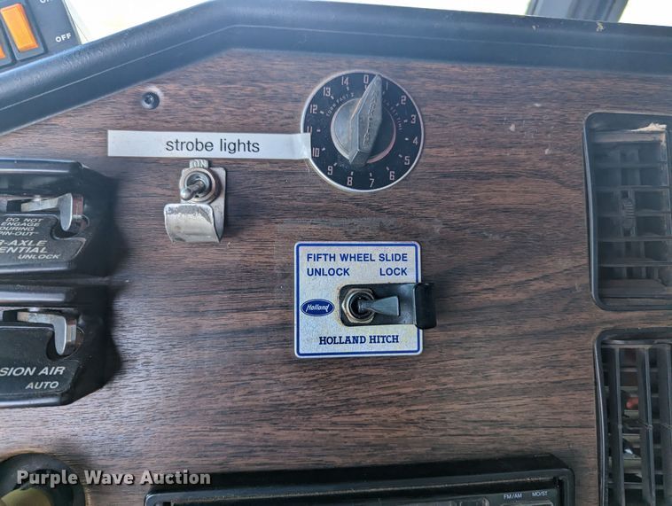 image for item LF9651 1994 Freightliner  flatbed truck