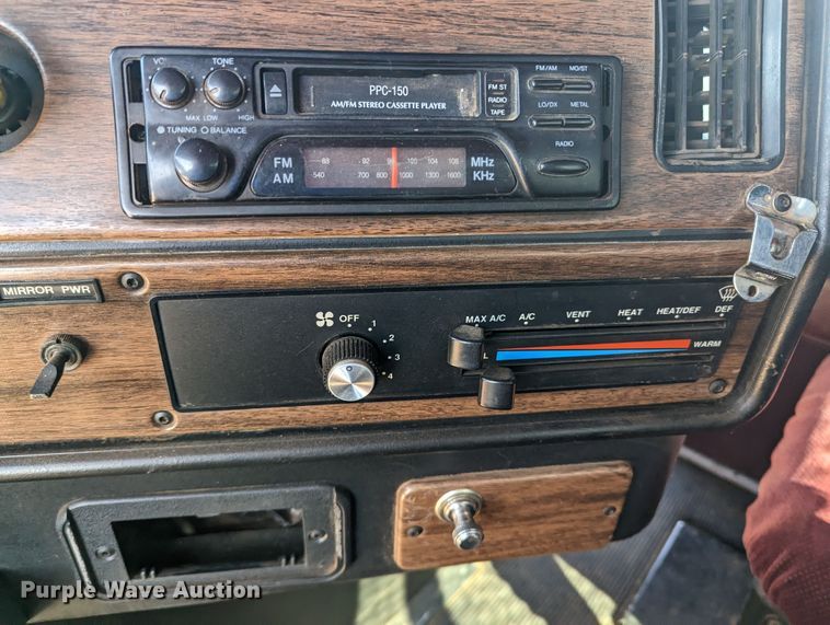 image for item LF9651 1994 Freightliner  flatbed truck