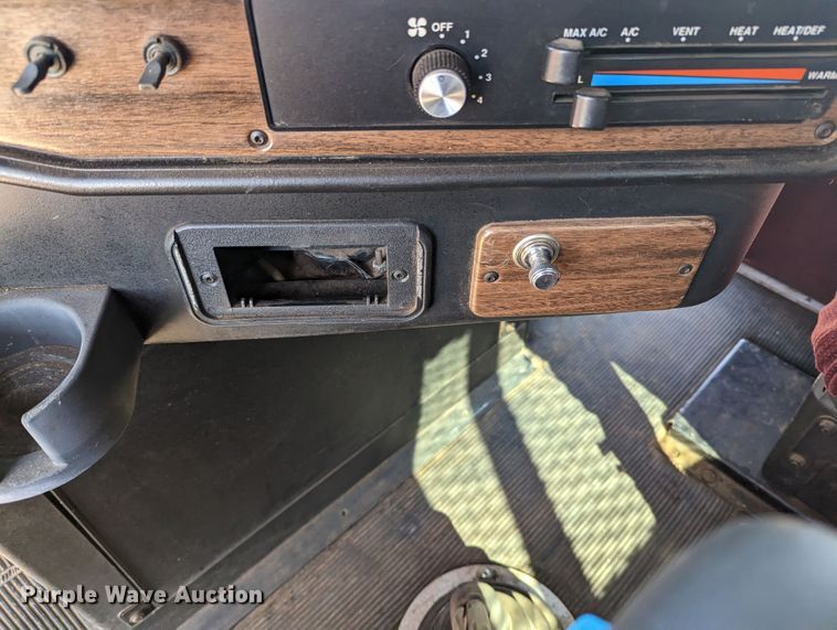 image for item LF9651 1994 Freightliner  flatbed truck