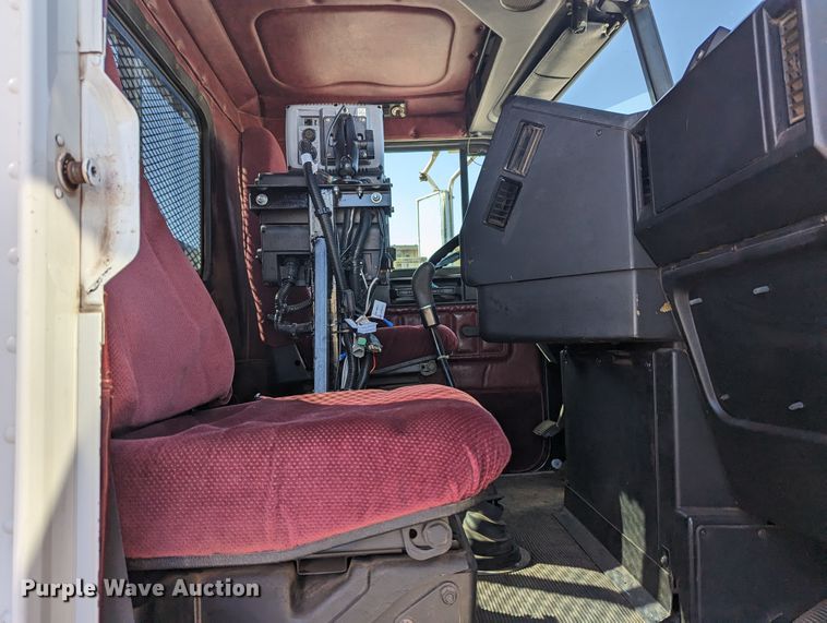 image for item LF9651 1994 Freightliner  flatbed truck