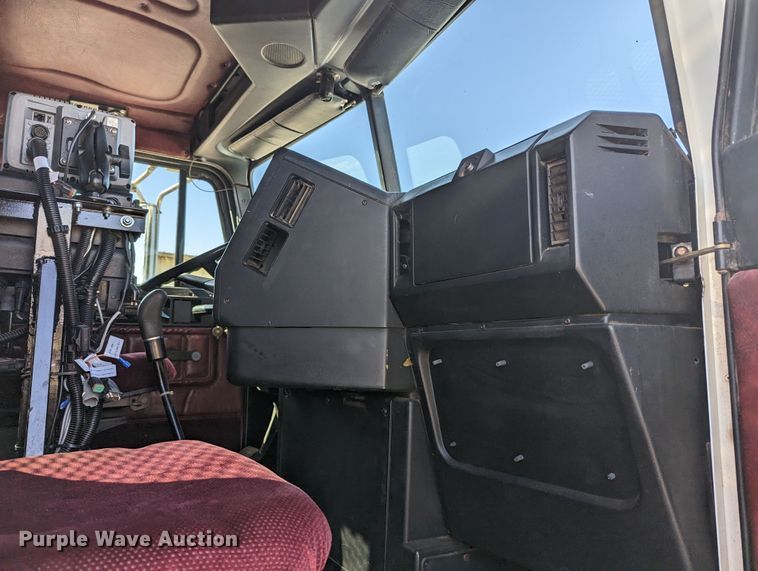 image for item LF9651 1994 Freightliner  flatbed truck