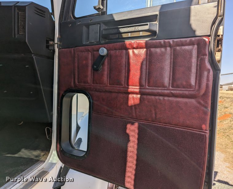 image for item LF9651 1994 Freightliner  flatbed truck