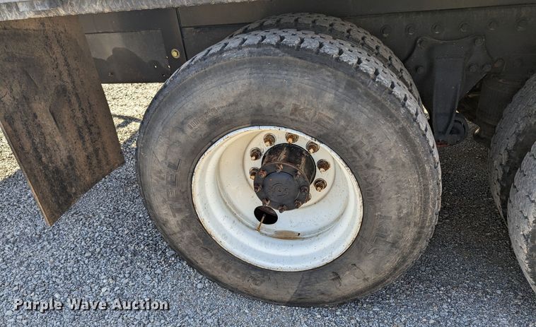 image for item LF9651 1994 Freightliner  flatbed truck