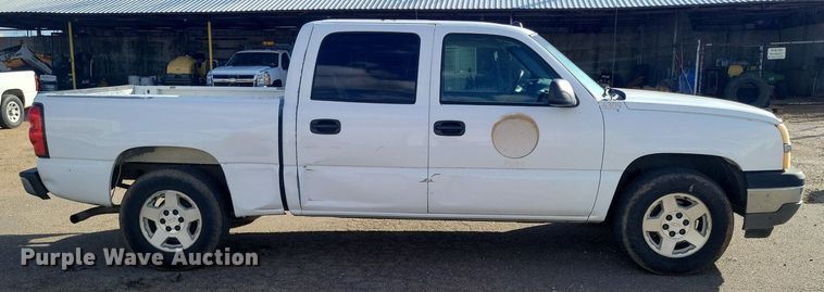 image for item LG9522 2005 Chevrolet Silverado 1500  Crew Cab pickup truck