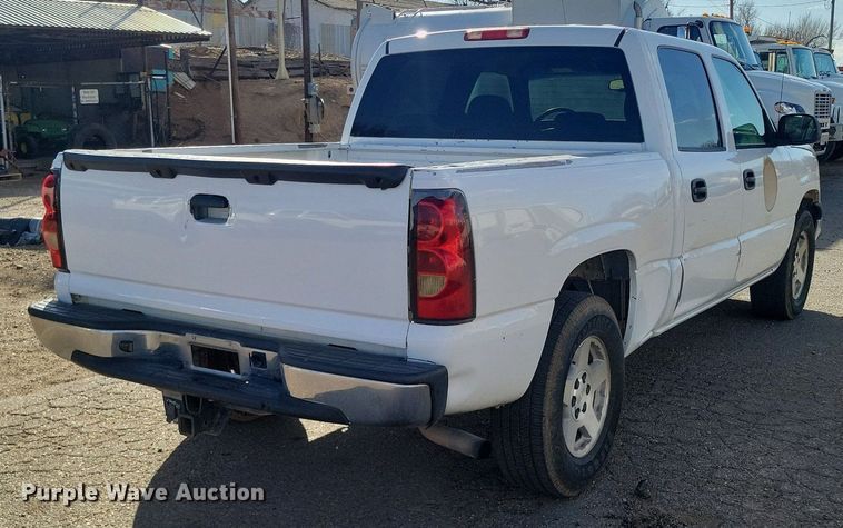 image for item LG9522 2005 Chevrolet Silverado 1500  Crew Cab pickup truck