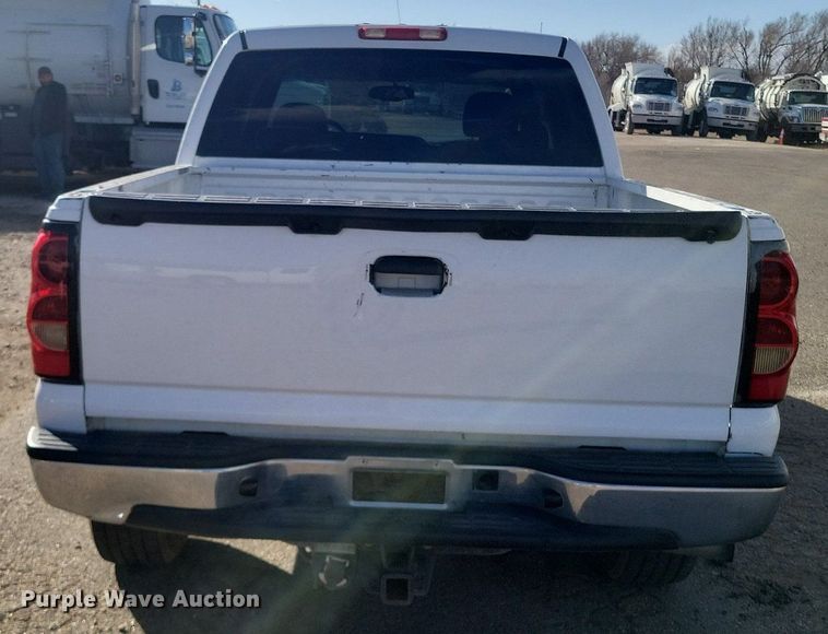 image for item LG9522 2005 Chevrolet Silverado 1500  Crew Cab pickup truck