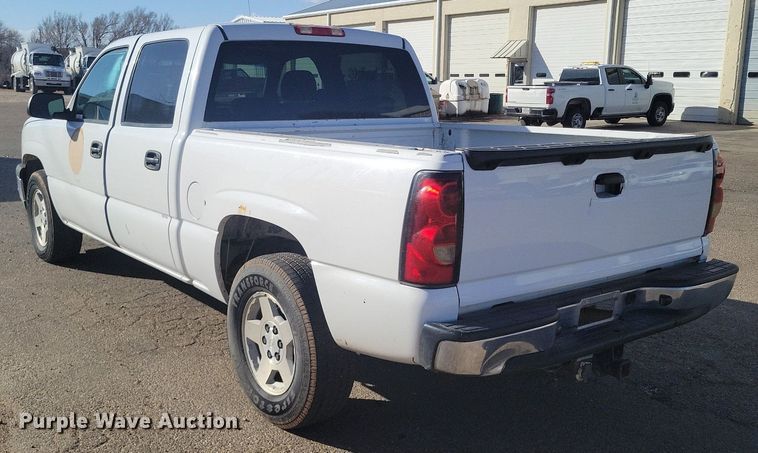 image for item LG9522 2005 Chevrolet Silverado 1500  Crew Cab pickup truck