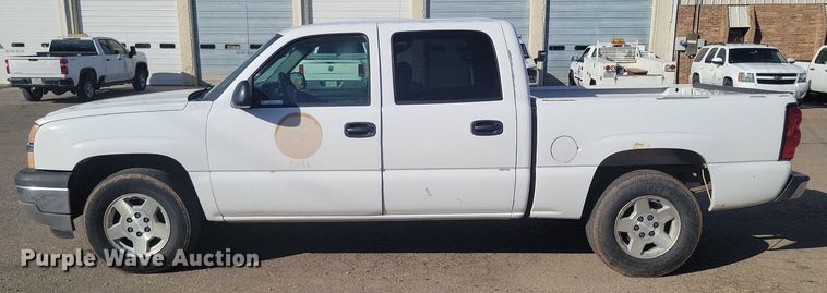 image for item LG9522 2005 Chevrolet Silverado 1500  Crew Cab pickup truck