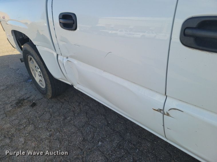 image for item LG9522 2005 Chevrolet Silverado 1500  Crew Cab pickup truck