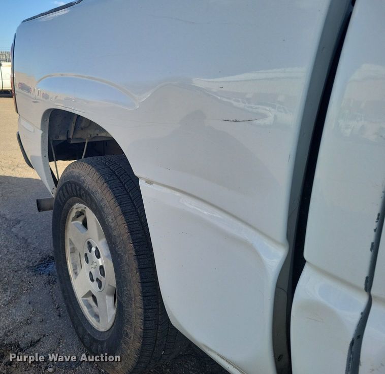 image for item LG9522 2005 Chevrolet Silverado 1500  Crew Cab pickup truck