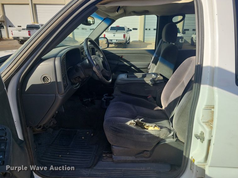 image for item LG9522 2005 Chevrolet Silverado 1500  Crew Cab pickup truck