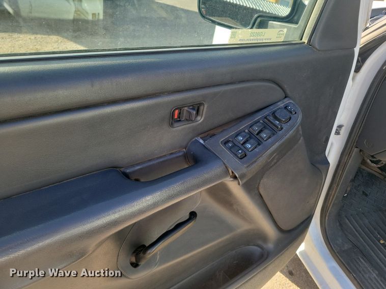 image for item LG9522 2005 Chevrolet Silverado 1500  Crew Cab pickup truck